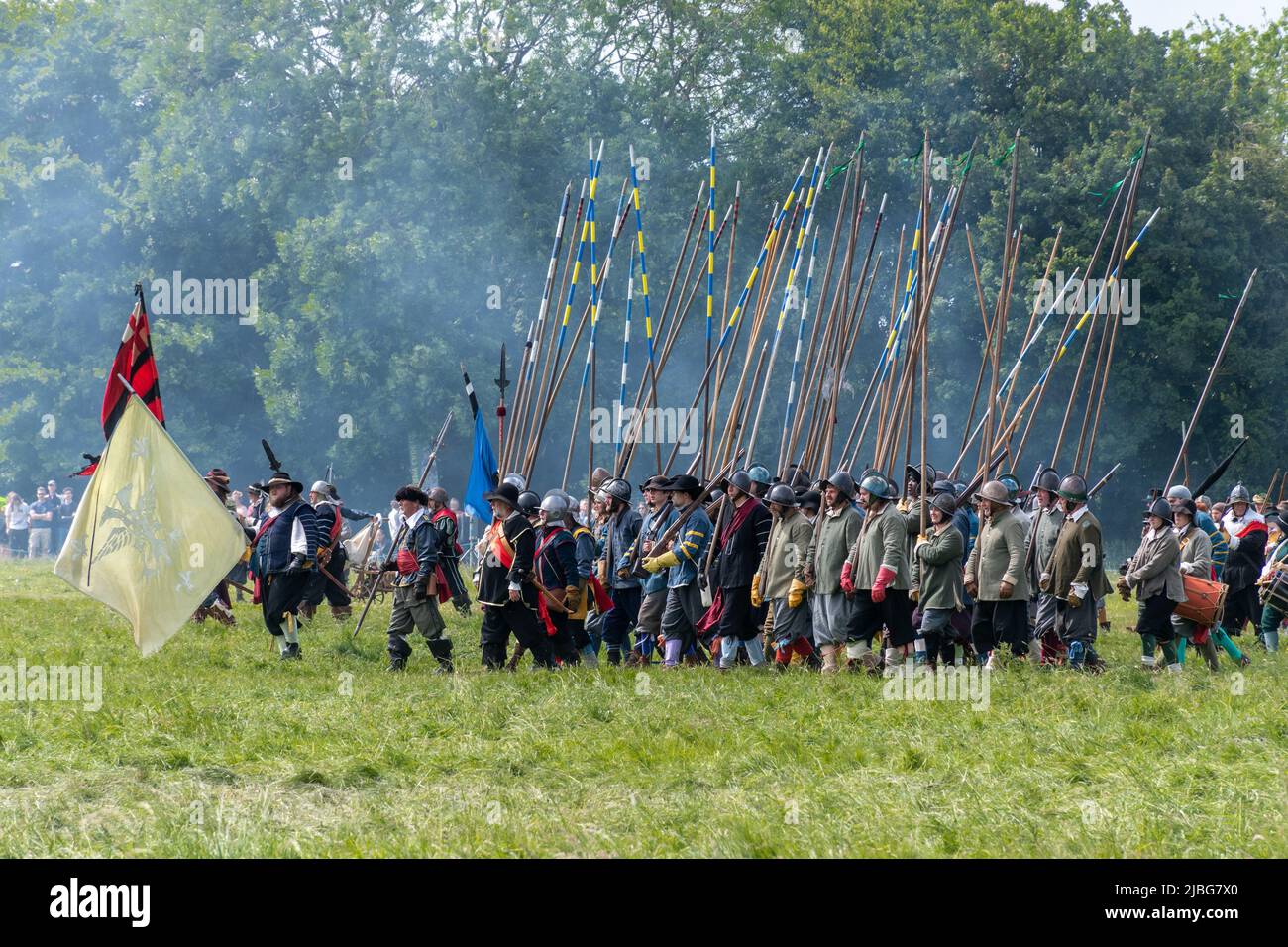 Il Sealed Knot eseguì una rievocazione della guerra civile inglese dell'assedio di Basing House per il Giubileo del platino della Regina, 2022 giugno, Hampshire, Regno Unito Foto Stock Il Sealed Knot eseguì una rievocazione della guerra civile inglese dell'assedio di Basing House per il Giubileo del platino della Regina, 2022 giugno, Hampshire, Regno Unito Foto Stock