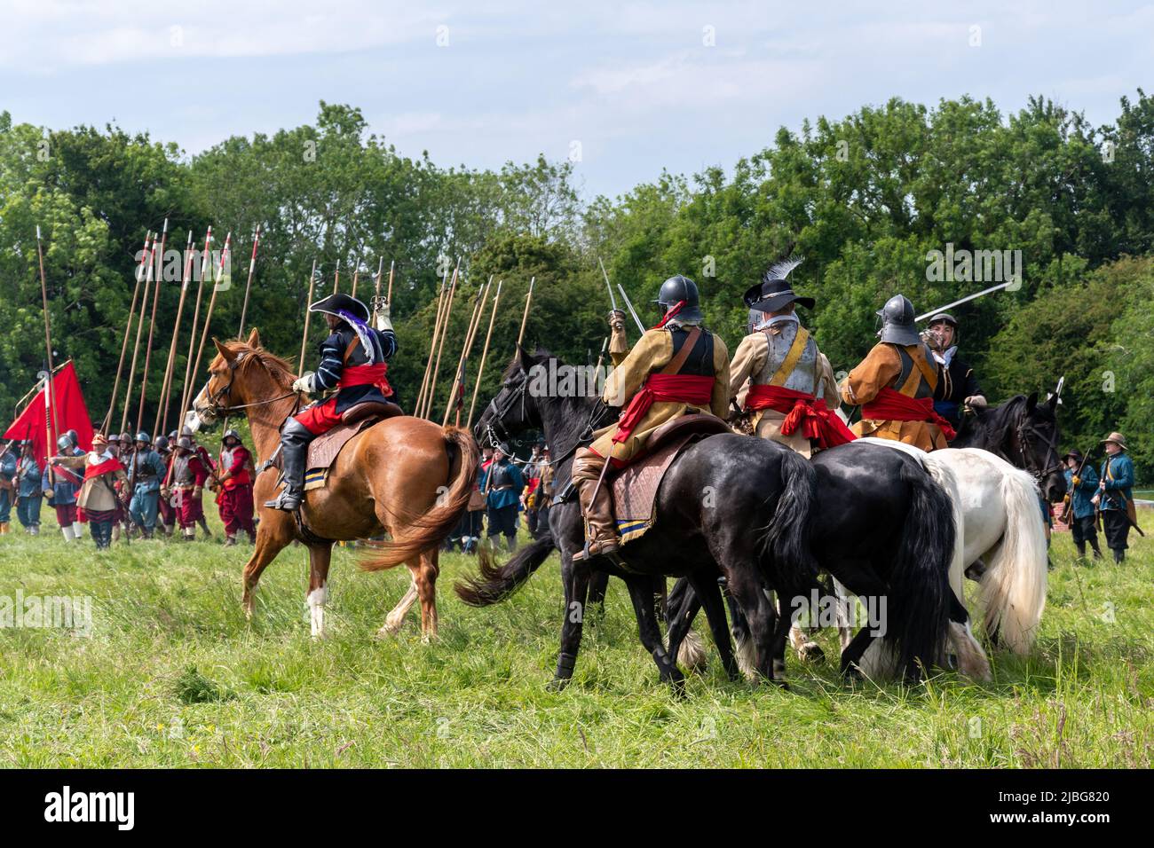 Il Sealed Knot eseguì una rievocazione della guerra civile inglese dell'assedio di Basing House per il Giubileo del platino della Regina, 2022 giugno, Hampshire, Regno Unito Foto Stock Il Sealed Knot eseguì una rievocazione della guerra civile inglese dell'assedio di Basing House per il Giubileo del platino della Regina, 2022 giugno, Hampshire, Regno Unito Foto Stock