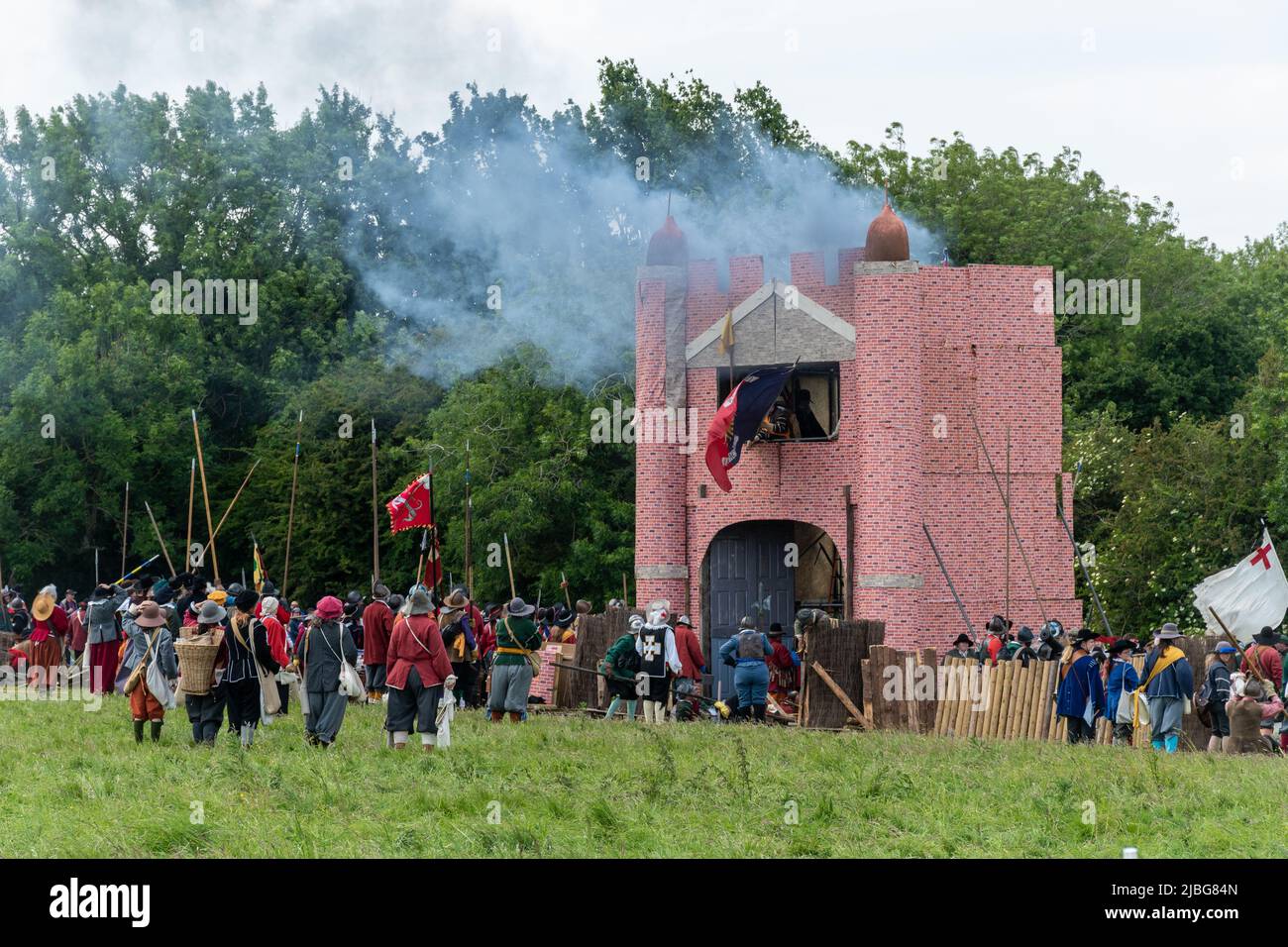 Il Sealed Knot eseguì una rievocazione della guerra civile inglese dell'assedio di Basing House per il Giubileo del platino della Regina, 2022 giugno, Hampshire, Regno Unito Foto Stock