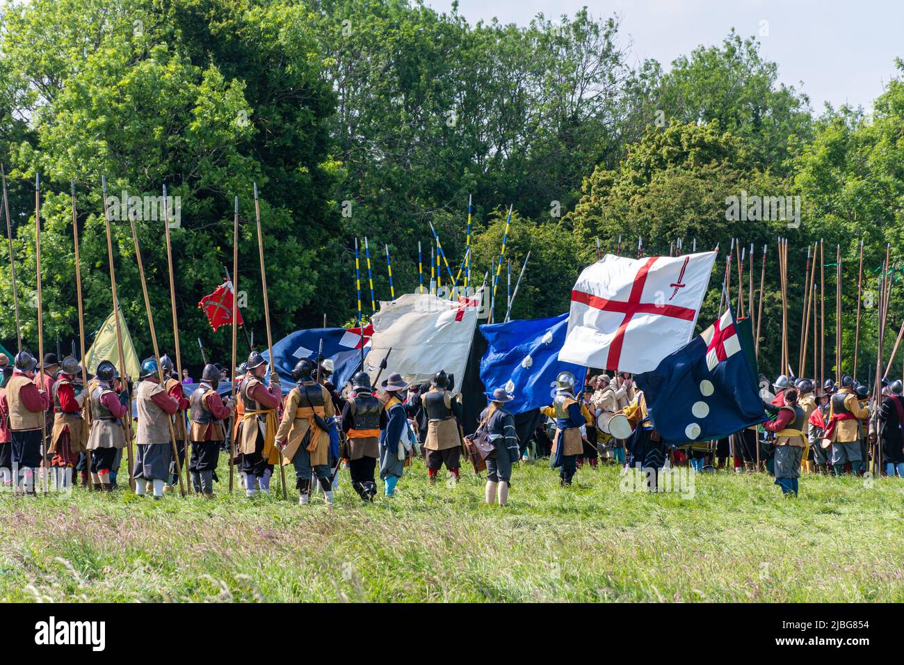 Il Sealed Knot eseguì una rievocazione della guerra civile inglese dell'assedio di Basing House per il Giubileo del platino della Regina, 2022 giugno, Hampshire, Regno Unito Foto Stock Il Sealed Knot eseguì una rievocazione della guerra civile inglese dell'assedio di Basing House per il Giubileo del platino della Regina, 2022 giugno, Hampshire, Regno Unito Foto Stock