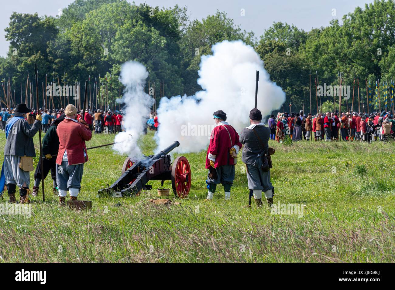 Il Sealed Knot eseguì una rievocazione della guerra civile inglese dell'assedio di Basing House per il Giubileo del platino della Regina, 2022 giugno, Hampshire, Regno Unito Foto Stock Il Sealed Knot eseguì una rievocazione della guerra civile inglese dell'assedio di Basing House per il Giubileo del platino della Regina, 2022 giugno, Hampshire, Regno Unito Foto Stock