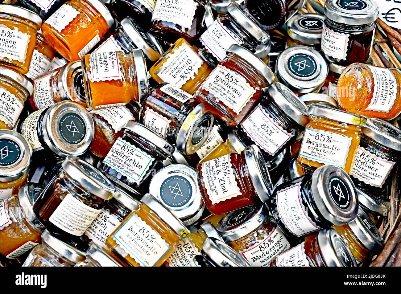 Molti bicchieri diversi di marmelade in mostra Foto Stock