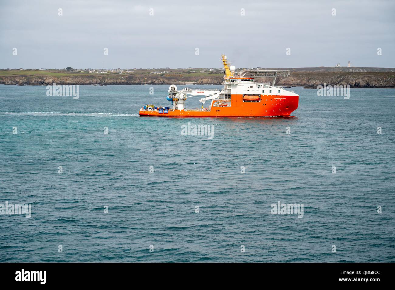 La nave Normand Superior stese cavi elettrici per le Isole Ousaant al largo della costa della Bretagna Foto Stock