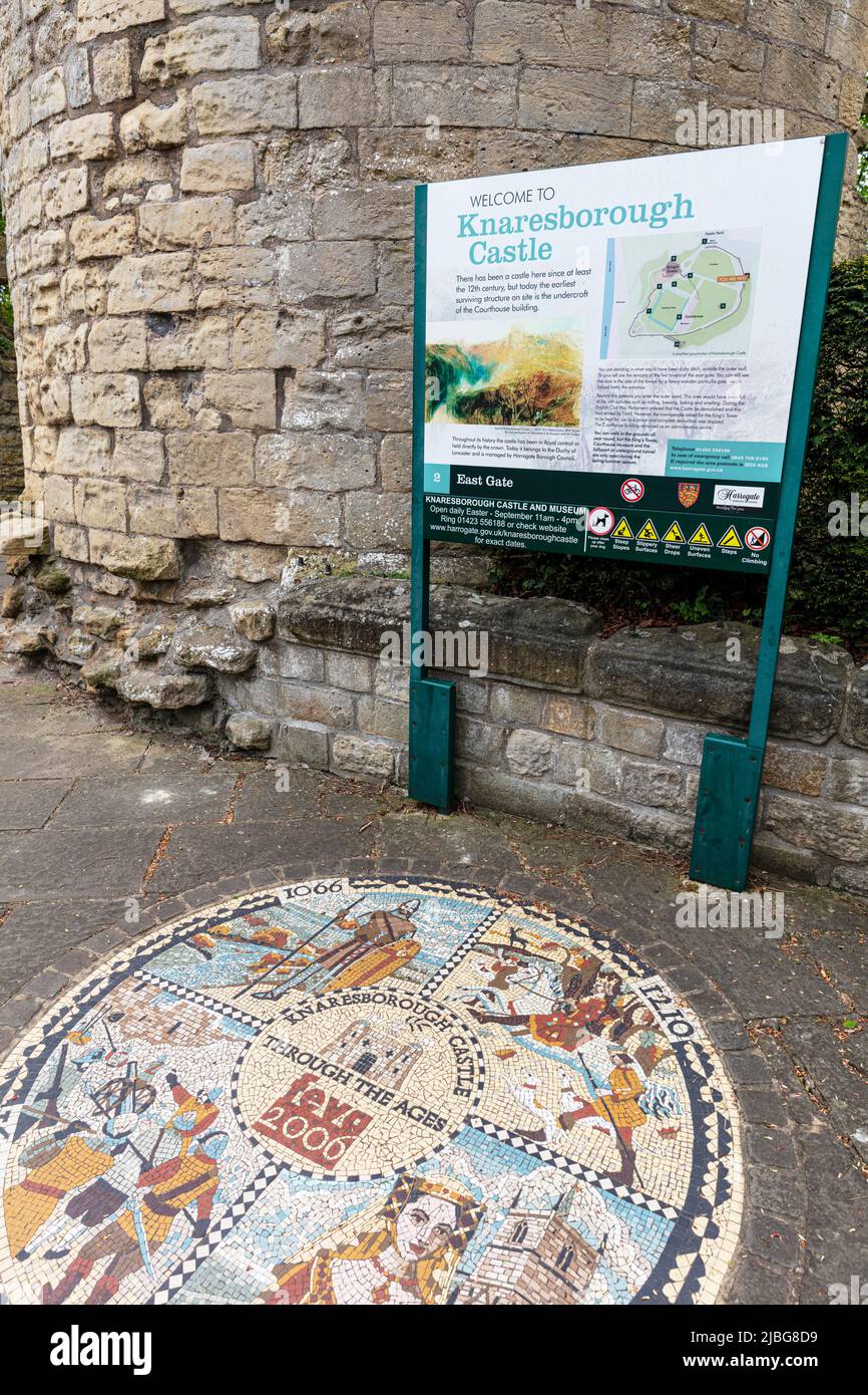 Castello di Knaresborough, cartello del Castello di Knaresborough, Città di Knaresborough, Yorkshire, Regno Unito, Inghilterra, mura del castello di Knaresborough, castello, ingresso, libero, segno, Foto Stock