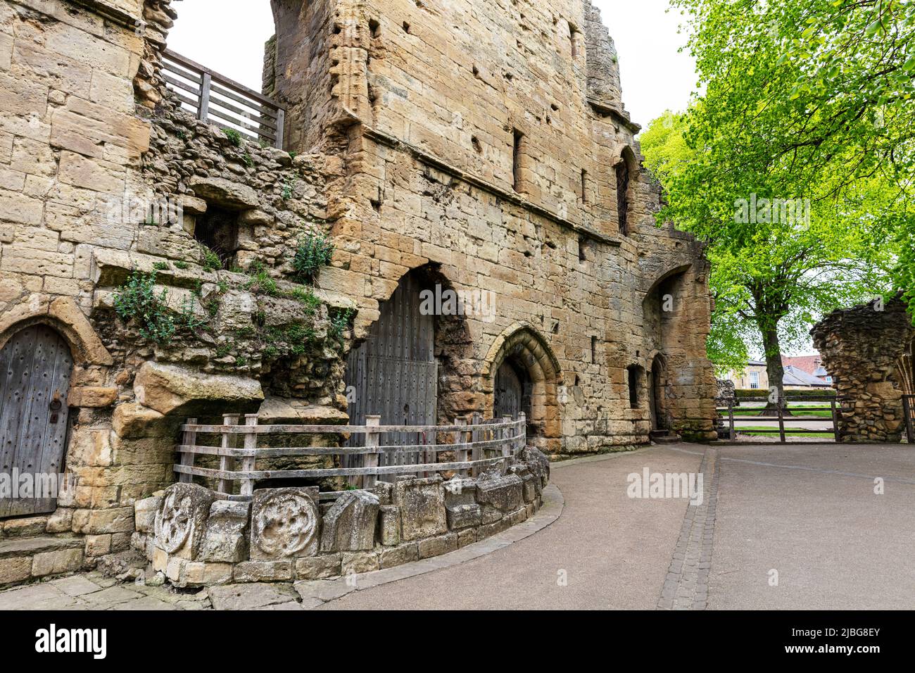 Castello di Knaresborough, le mura del castello di Knaresborough, la città di Knaresborough, Yorkshire, Regno Unito, Inghilterra, le mura del castello di Knaresborough, castello, ingresso, gratuito, Foto Stock