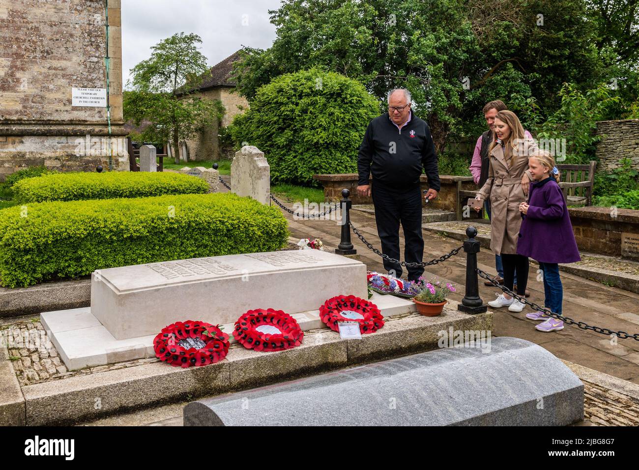 Bladon, Oxfordshire, Regno Unito. 6th Giu 2022. Nel 78th anniversario del D-Day, molte persone hanno visitato la tomba di Sir Winston Churchill presso la Parrocchia di Saint Martin, Bladon, nell'Oxfordshire, Regno Unito. Credit: AG News/Alamy Live News Foto Stock