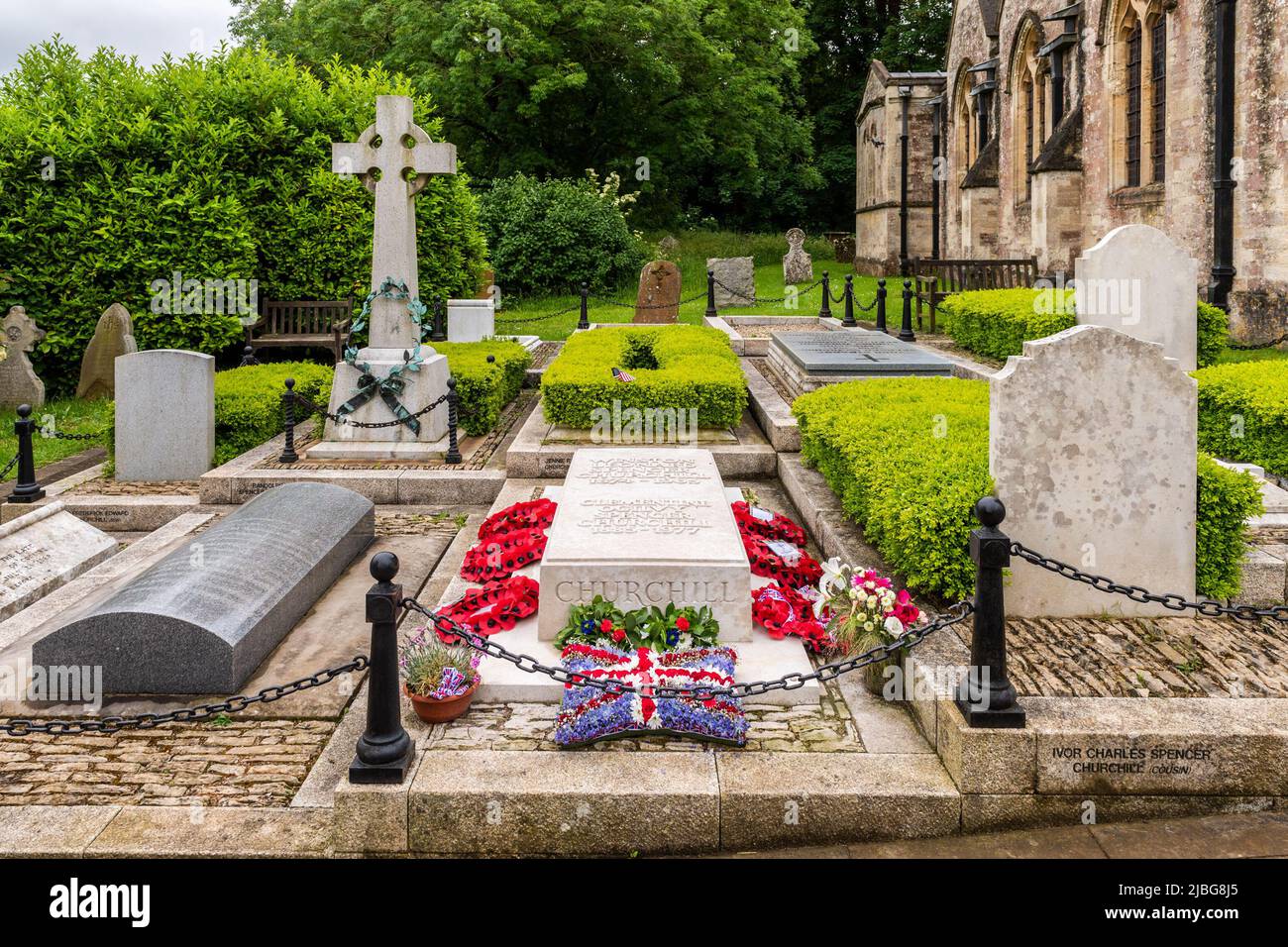 Bladon, Oxfordshire, Regno Unito. 6th Giu 2022. Nel 78th anniversario del D-Day, molte persone hanno visitato la tomba di Sir Winston Churchill presso la Parrocchia di Saint Martin, Bladon, nell'Oxfordshire, Regno Unito. Credit: AG News/Alamy Live News Foto Stock