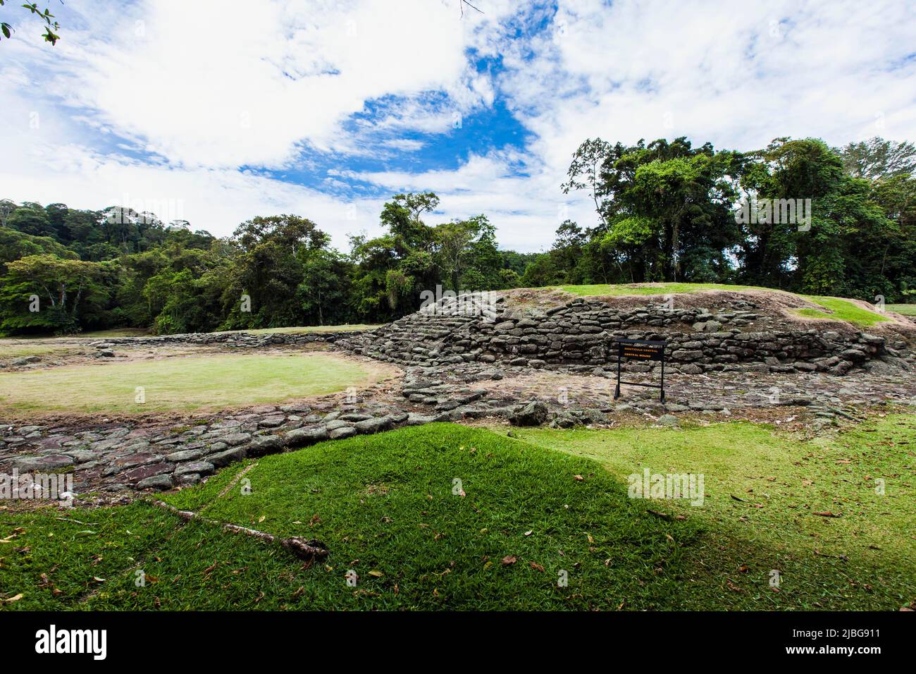 Costa Rica, America Centrale - Guayabo National Monument : rovine di un'antica civiltà che prosperava per oltre duemila anni nelle montagne o Foto Stock