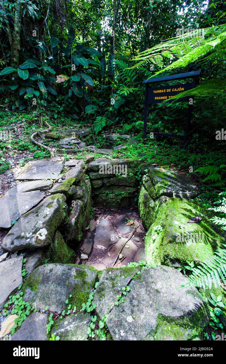 Costa Rica, America Centrale - Guayabo National Monument : rovine di un'antica civiltà che prosperava per oltre duemila anni nelle montagne o Foto Stock