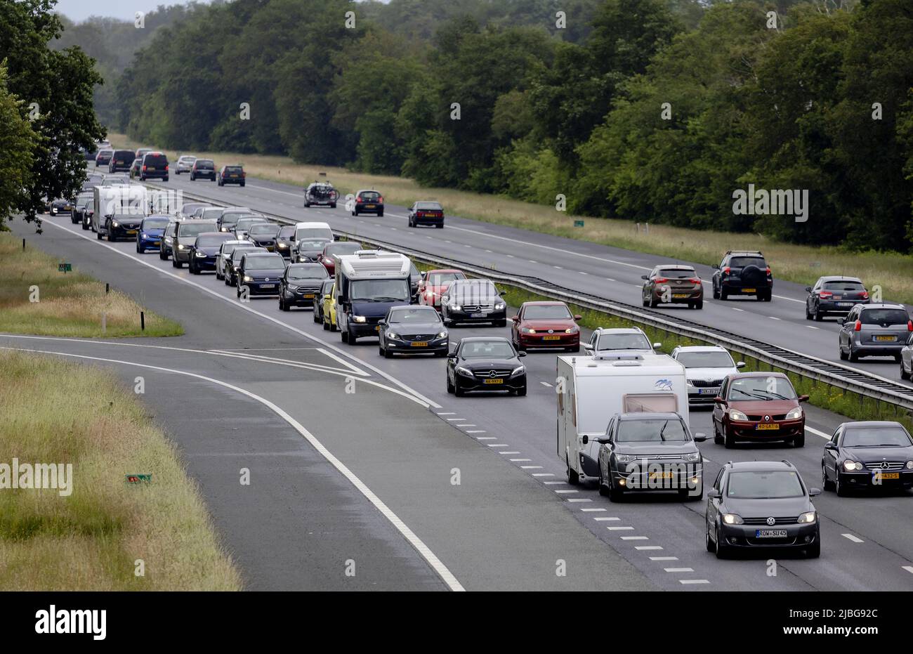 2022-06-06 14:15:06 FORTH HOME - folle sull'autostrada A1 a causa del traffico di ritorno vacanze dalla Germania. A causa della Pentecoste, l'ANWB prevede che il traffico ricreativo causerà un sacco di folle locali. ANP ROBIN VAN LONKHUIJSEN olanda OUT - belgio OUT Foto Stock