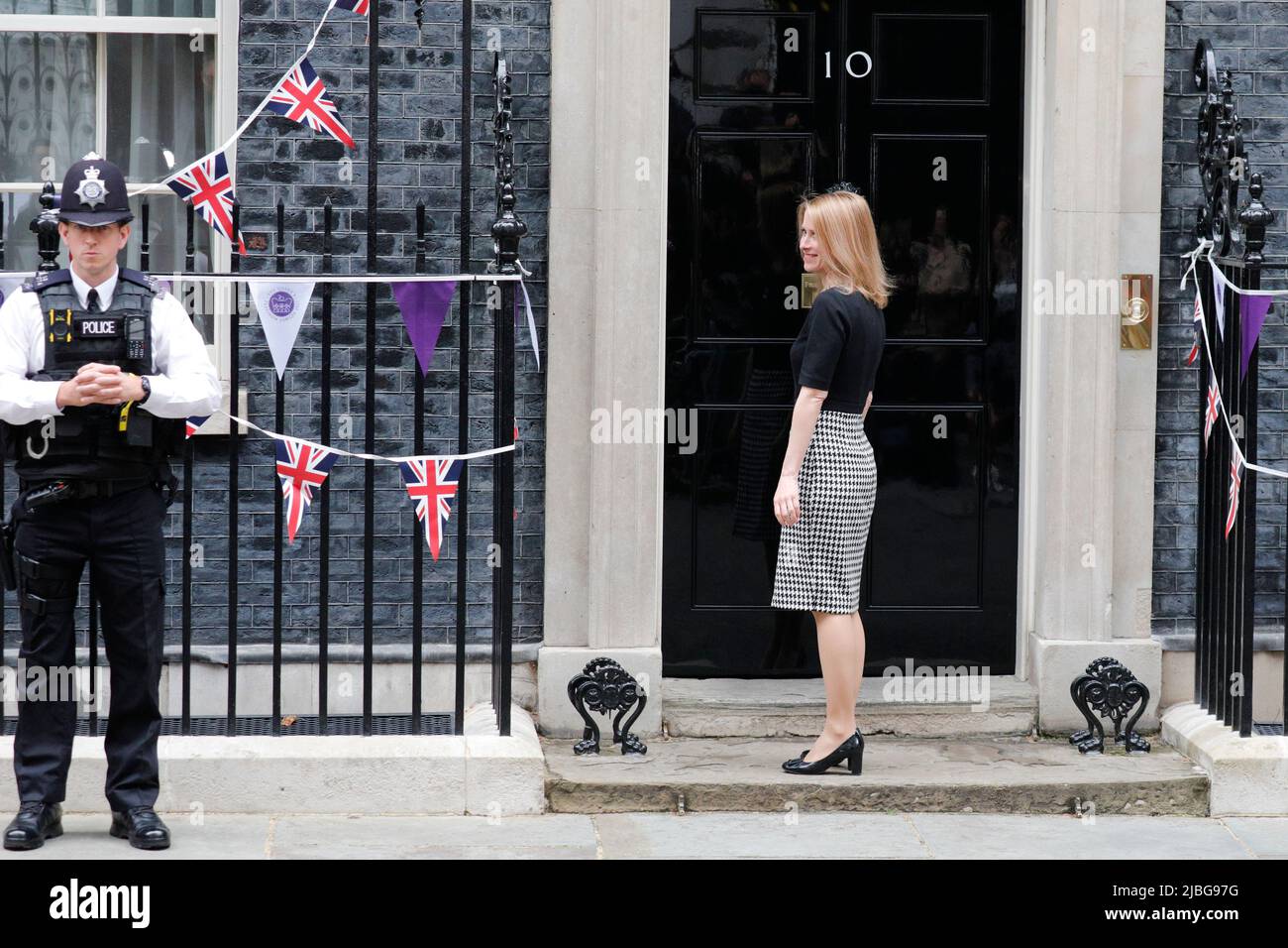 Downing Street, Londra, Regno Unito. 05th giugno 2022. Kaja Kallas, primo ministro dell'Estonia, entra in Downing Street nel 10 per incontrare PM Boris Johnson. Il primo ministro britannico Boris Johnson non è venuto alla porta per salutare Kallas con una stretta di mano, come di solito sarebbe consuetudine. Questo avviene il giorno in cui più avanti oggi si vedrà un voto di sfiducia nel PM. Credit: Imagplotter/Alamy Live News Foto Stock