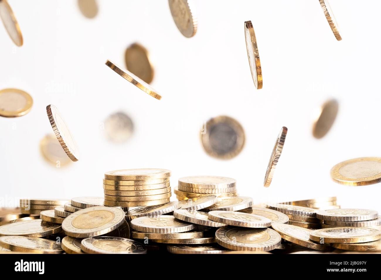 Foto ravvicinata di monete impilate su sfondo isolato. Concetto di investimento di denaro e di fare profitti su nuove startup. Foto Stock