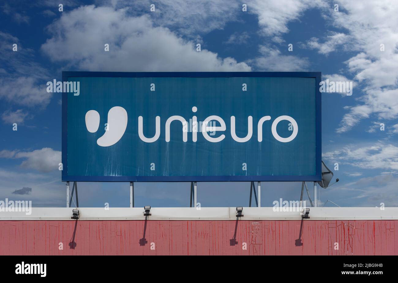 Borgo San Dalmazzo, Cuneo, Italia - 03 giugno 2022: Cartello con logo Unieuro su cielo blu Foto Stock