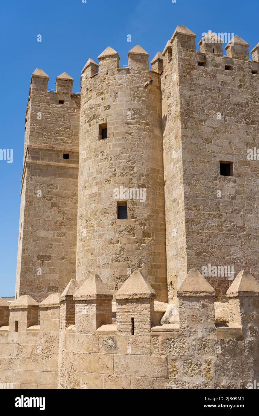 La torre Calahorra (in spagnolo: Torre de la Calahorra) è una porta fortificata nel centro storico di Córdoba, Spagna. Foto Stock