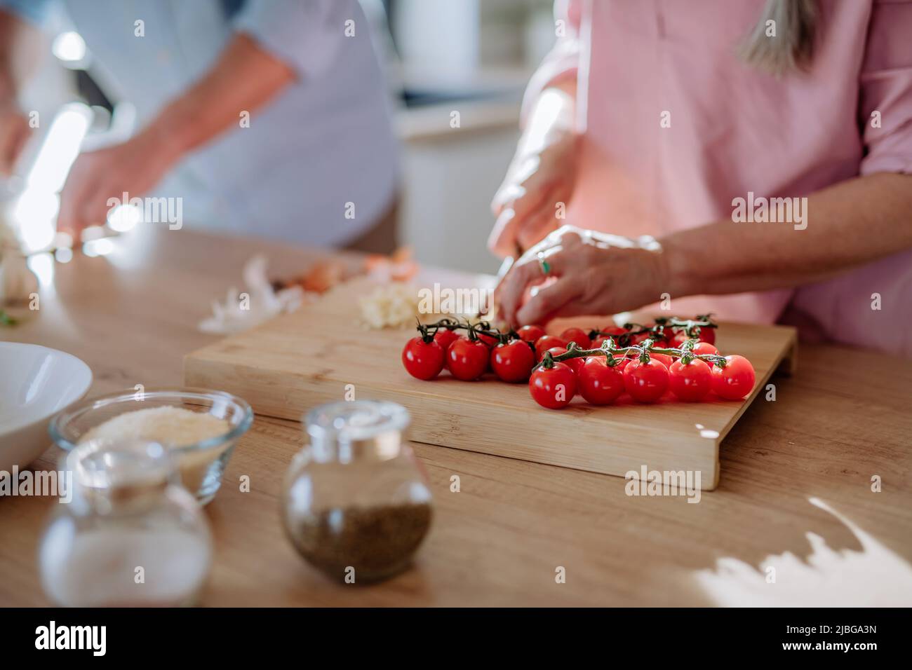 Felice coppia senior che cucinano insieme a casa, primo piano. Foto Stock