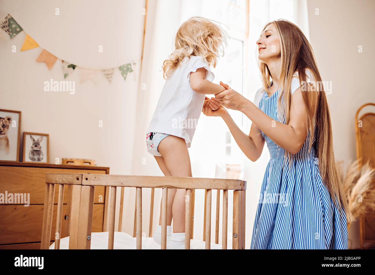 Madre giovane e bambina si divertono insieme a casa Foto Stock