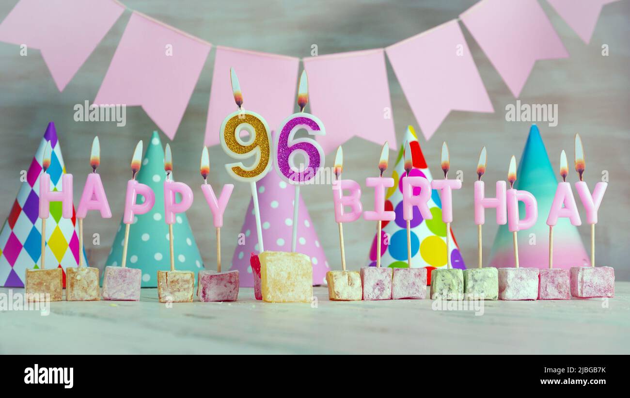 Buon compleanno in colori pastello rosa per una ragazza o una donna. Biglietto di auguri per buon compleanno. Foto Stock