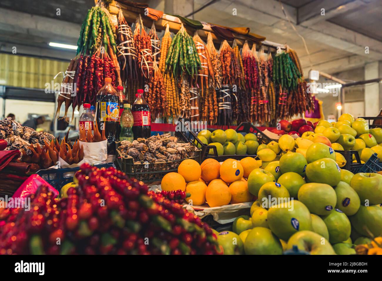 Vista di diversi tipi di frutta e Churchkhela nel mercato locale di Kutaisi, Georgia. Foto di alta qualità Foto Stock
