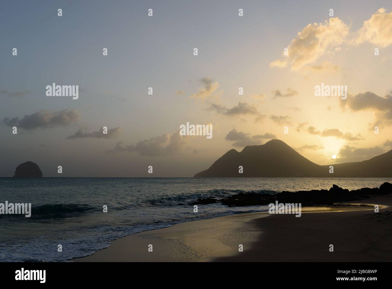 Sonnenuntergang am Strand auf Martinique mit Blick auf le Diamant Foto Stock