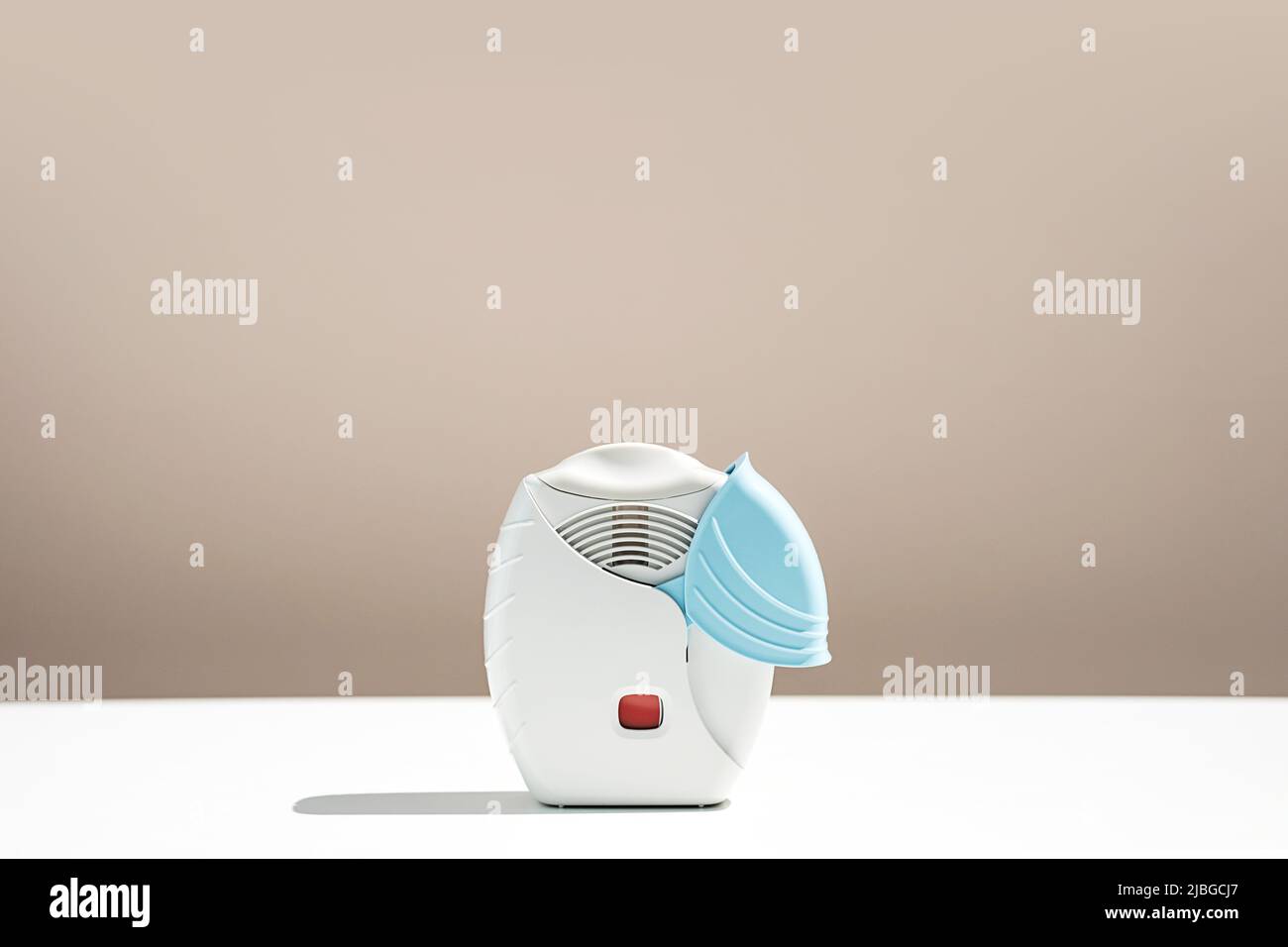 Inalatore per asma su tavola bianca. Aerosol per inalazione per trattare l'infiammazione polmonare e prevenire l'attacco di asma. Foto Stock