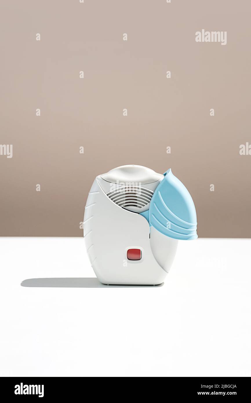 Inalatore per asma su tavola bianca. Aerosol per inalazione per trattare l'infiammazione polmonare e prevenire l'attacco di asma. Foto Stock