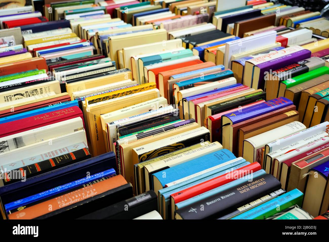 Vari libri esposti alla popolare fiera all'aperto "Bücherbummel auf der Kö" a Königsallee Düsseldorf, in Germania. Foto Stock