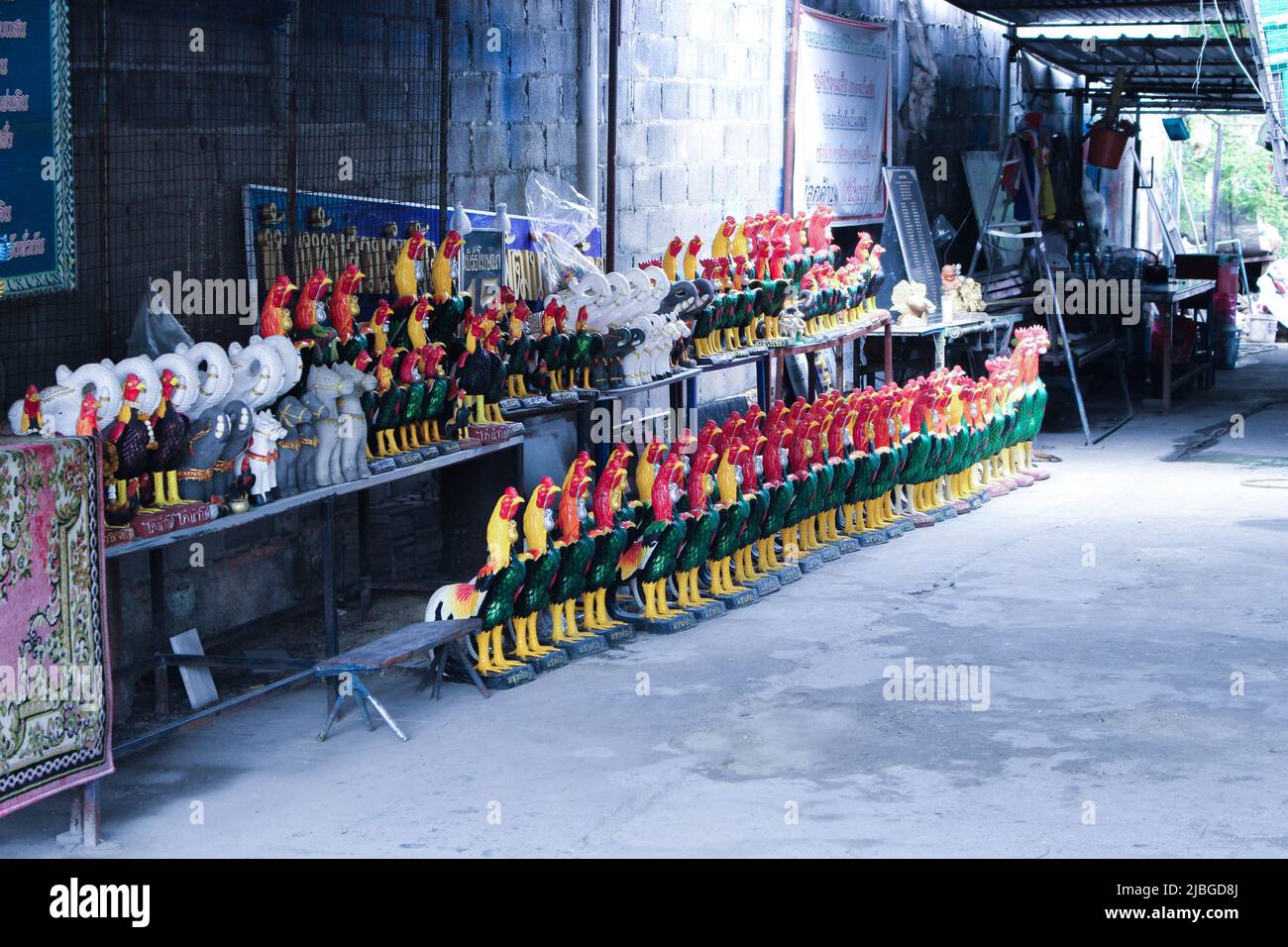 Ayutthaya, Thailandia - 18 marzo 2017: L'immagine di colorate statue di pollo in atelier a Ayutthaya, Thailandia. Foto Stock
