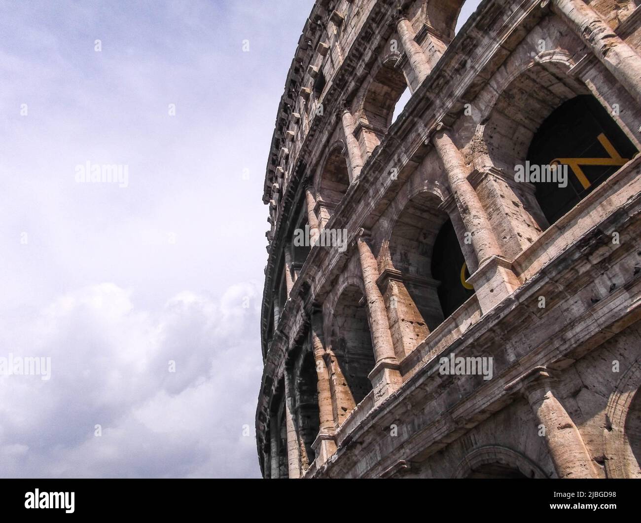 Una parete esterna del Colosseo a Roma, Italia Foto Stock