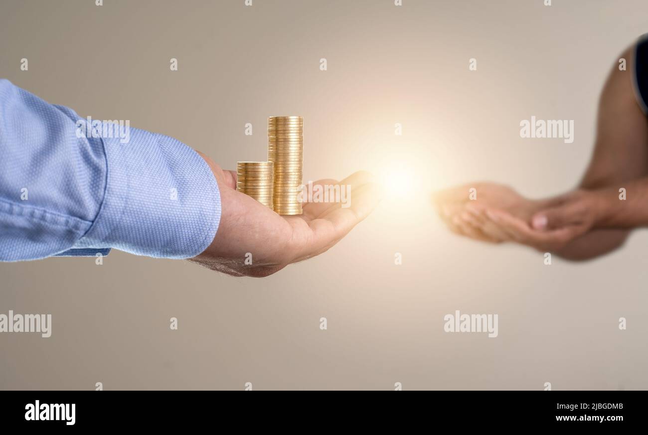 Primo piano foto di mano dare soldi ad un'altra mano su background.Concept isolato di carità, donazione e aiutare i poveri. Foto Stock