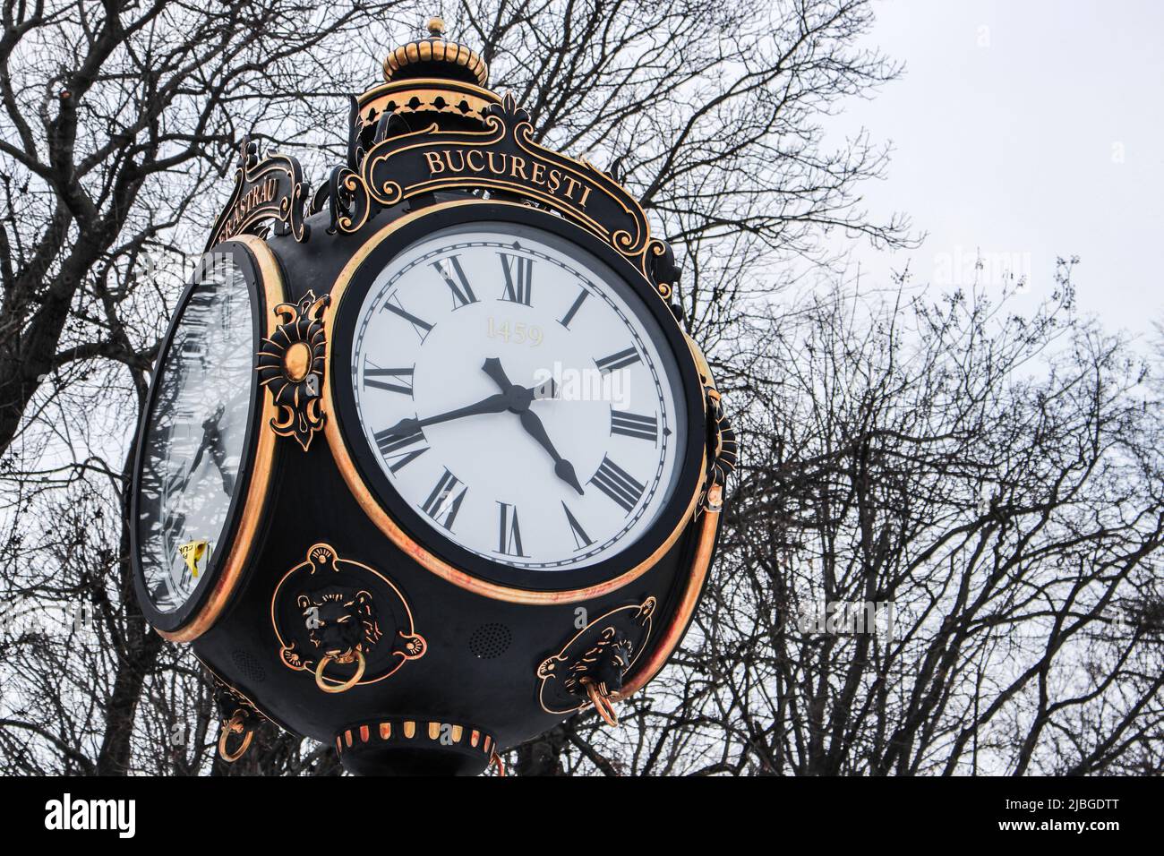 Orologio monumento nel Parco Herastrau a Bucarest, Romania nella stagione invernale. Bucuresti significa Bucarest in rumeno. Foto Stock