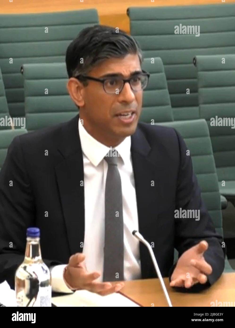 Il Cancelliere dello scacchiere Rishi Sunak risponde alle domande di un'audizione della Treasury Select Committee alla Camera dei Comuni di Londra. Data foto: Lunedì 6 giugno 2022. Foto Stock