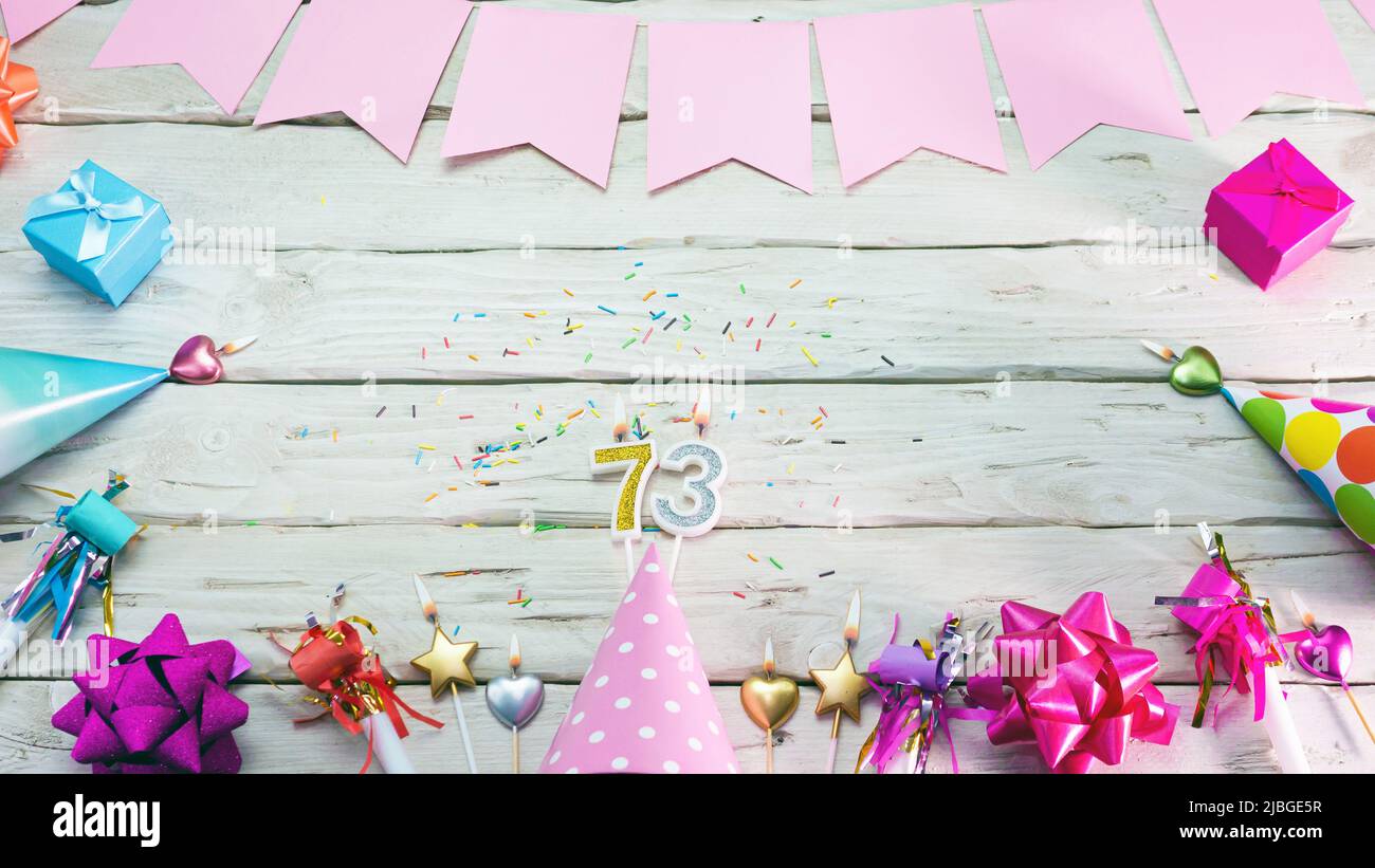 Buon compleanno. CopySpace. Bella carta in colori rosa pastello per una donna o una ragazza. Decorazioni luogo di festa per il tuo testo. Foto Stock