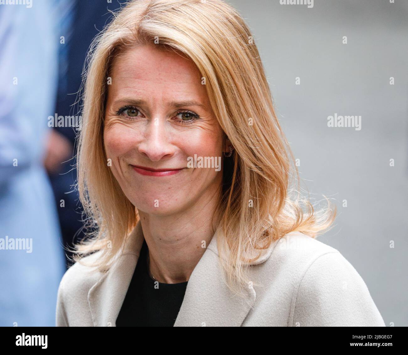 Downing Street, Londra, Regno Unito. 05th giugno 2022. Kaja Kallas, primo ministro dell'Estonia, esce da Downing Street 10 dopo l'incontro con PM Boris Johnson. Il primo ministro britannico Boris Johnson non è venuto alla porta per salutare Kallas con una stretta di mano, come di solito sarebbe consuetudine, ed è anche uscito da solo. Questo avviene il giorno in cui più avanti oggi si vedrà un voto di sfiducia nel PM. Credit: Imagplotter/Alamy Live News Foto Stock