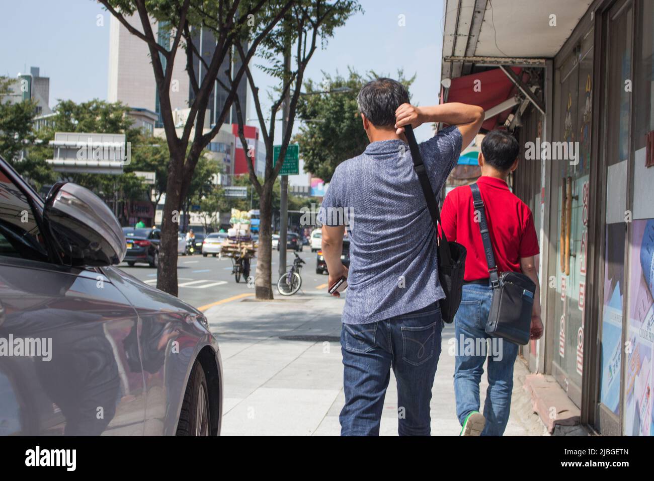 Pedoni coreani che camminano sul marciapiede a Daegu, Corea Foto Stock