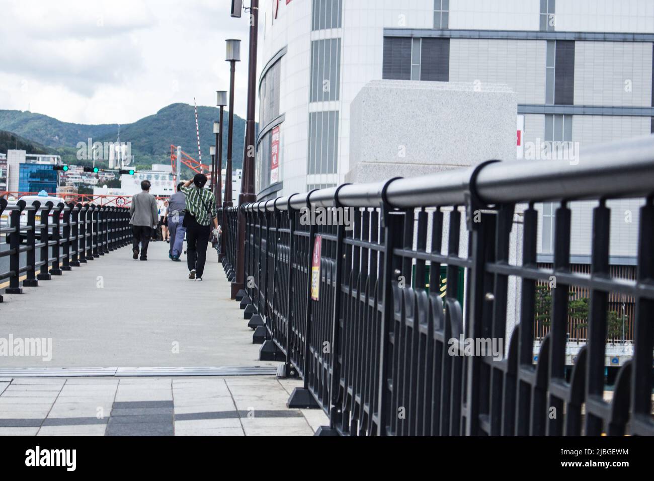 Pedoni coreani a piedi sul ponte a Busan, Corea Foto Stock