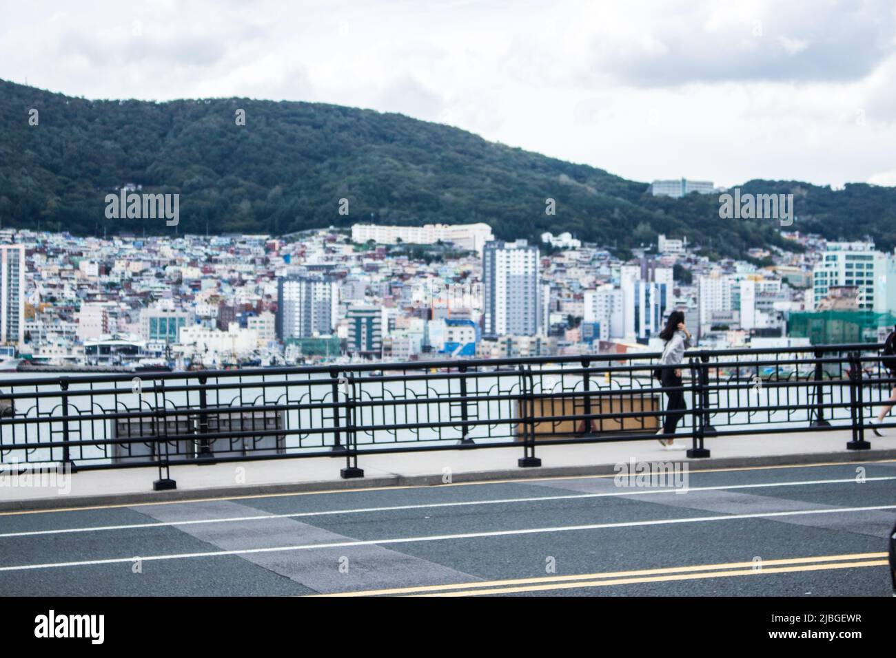 Donna coreana che cammina sul ponte a Busan, Corea Foto Stock