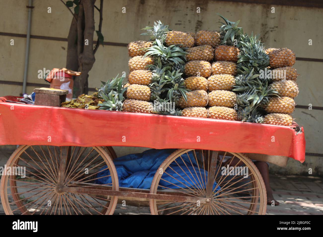 Gli ananas freschi sono tenuti in vendita in un piccolo veicolo che è alimentato a mano Foto Stock