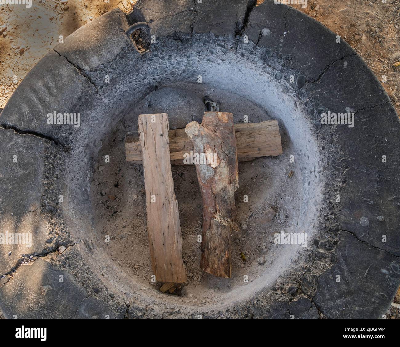 Primo piano di una fossa di falò con tronchi freschi. Foto Stock