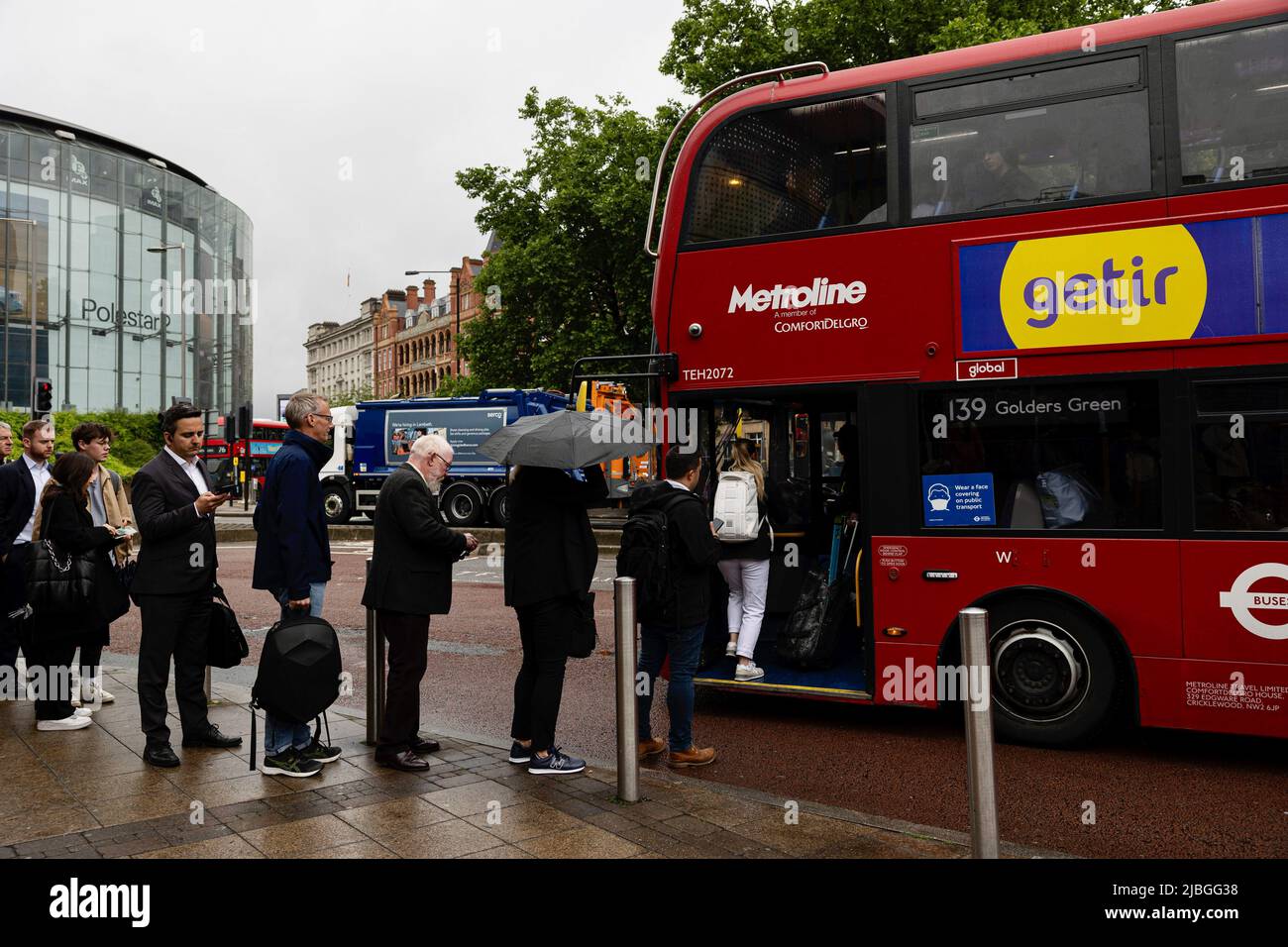 Londra, Regno Unito. 06th giugno 2022. Le persone si allineano per salire a bordo di un autobus a due piani a Waterloo questa mattina. I conducenti della metropolitana di Londra provenienti dalla Rail, Maritime, and Transport Union (RMT) sono in sciopero sulla disputa sulla perdita di pensioni e posti di lavoro. Oltre 4000 collaboratori hanno partecipato alla passeggiata nella maggior parte delle stazioni della zona 1 a Londra. Decine di migliaia di londinesi sono colpiti e devono utilizzare mezzi di trasporto alternativi per spostarsi al lavoro. (Foto di Hesther ng/SOPA Images/Sipa USA) Credit: Sipa USA/Alamy Live News Foto Stock