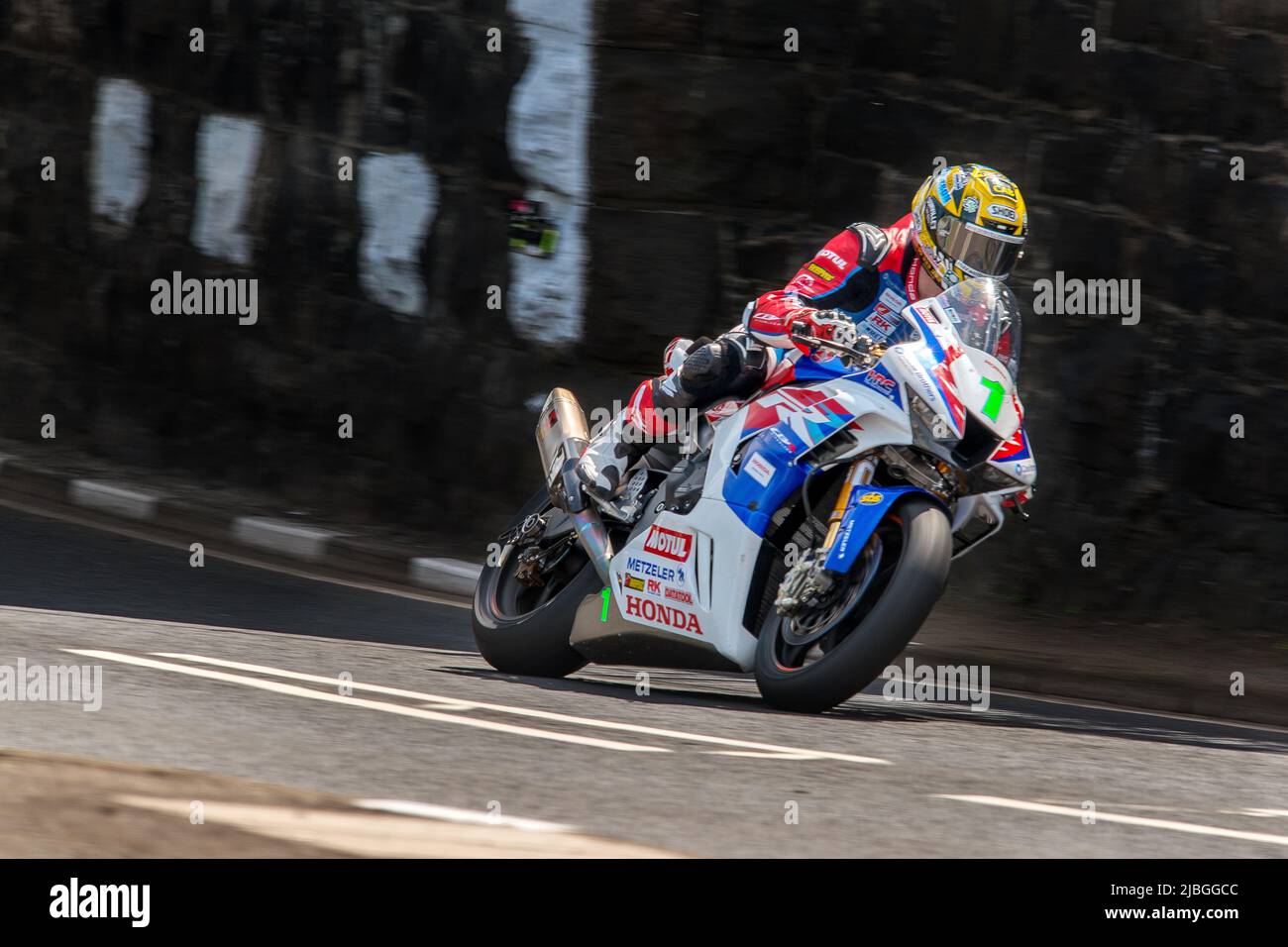 Glen Irwin brilla sotto il ponte ferroviario fino a Black Hill alle 2022 gare del Nord Ovest 200 Foto Stock