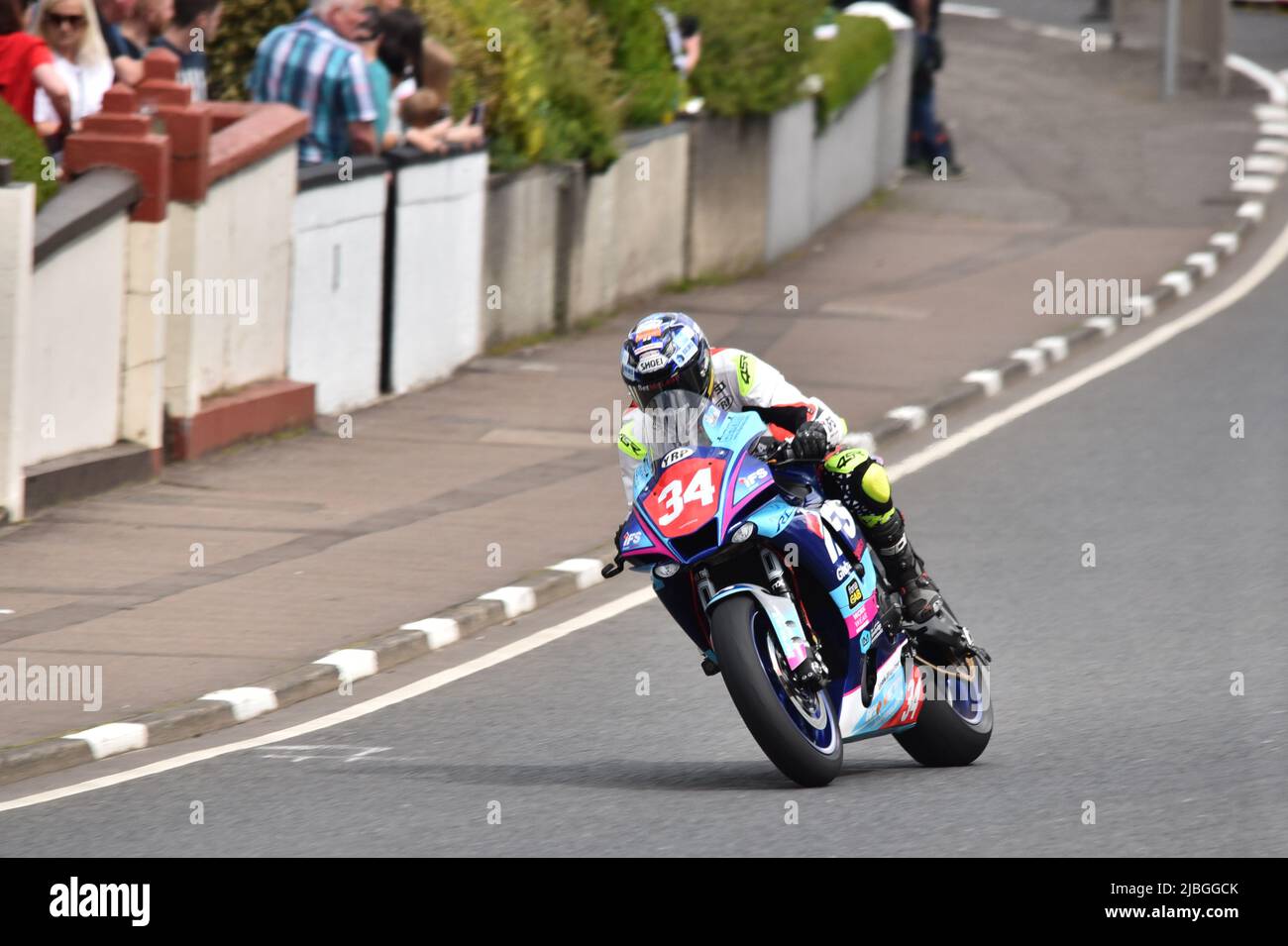 Alastair Seeley salendo sulla collina da Church Corner alle 2022 gare del North West 200 Foto Stock