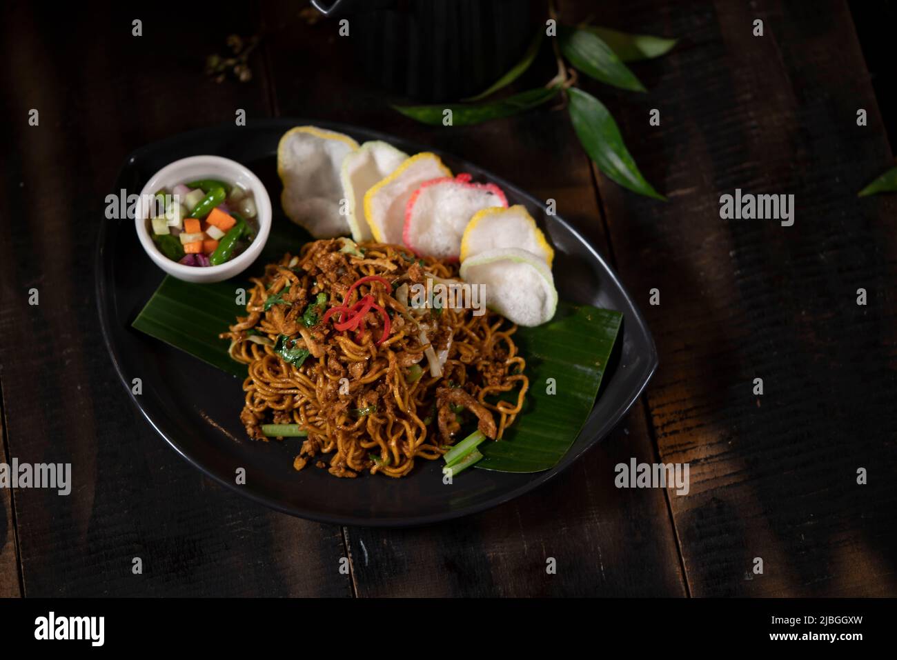Tagliatelle fritte indonesiane o mie Goreng Kampung Foto Stock