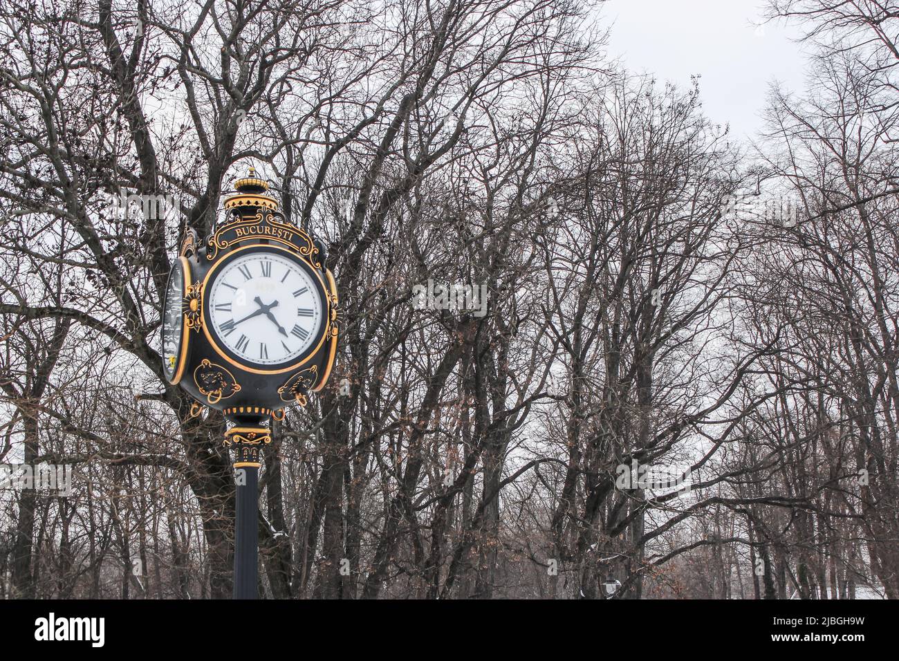 Orologio monumento nel Parco Herastrau a Bucarest, Romania nella stagione invernale. Bucuresti significa Bucarest in rumeno. Foto Stock