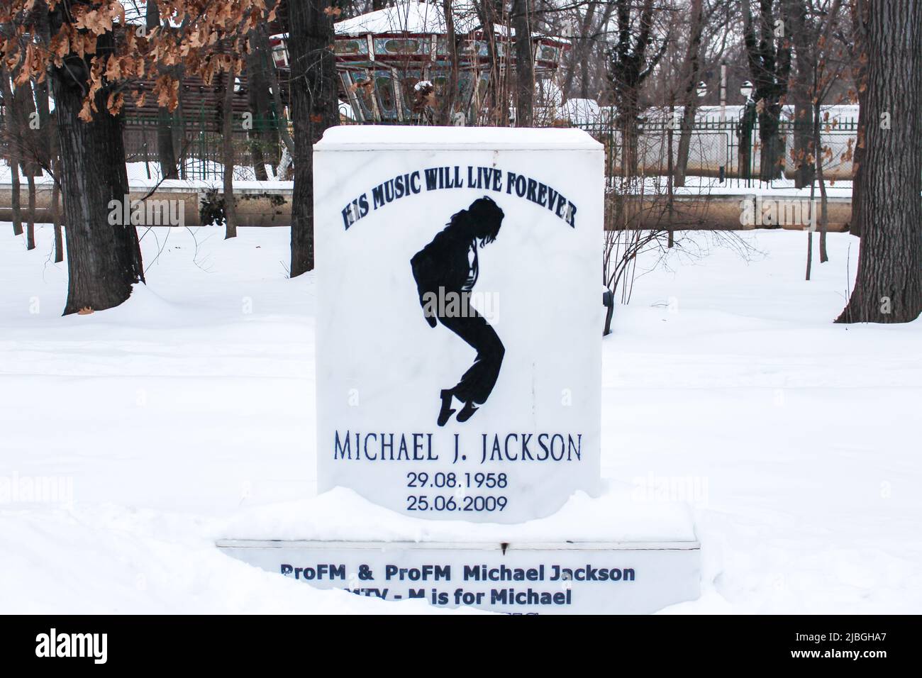 Monumento commemorativo dedicato a Michael Jackson nel parco Herastrau. Questo monumento è stato svelato nel settembre 2009 a Herastrau Park, Bucarest, Romania Foto Stock