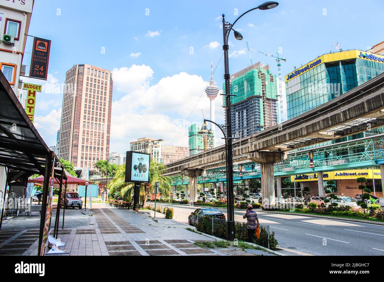 Kuala Lumpur, Malesia - 22 Marzo 2017 : Centro citta' vicino alla Stazione Medan Tuanku (Chow Kit) in KL, Malesia. C'è una ferrovia sopraelevata (monorotaia KL). Foto Stock