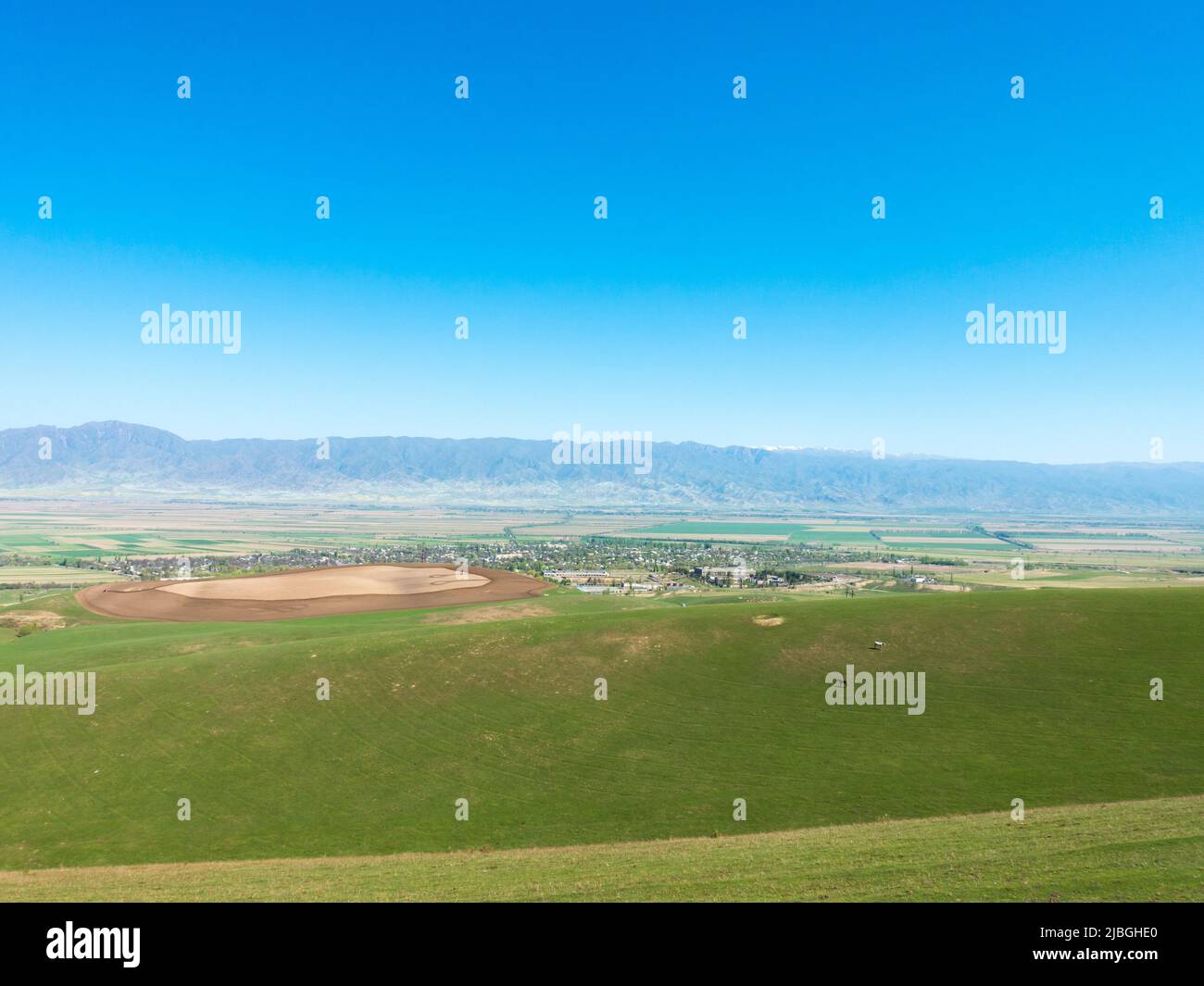 Piste verdi e cieli azzurri. Kirghizistan Foto Stock