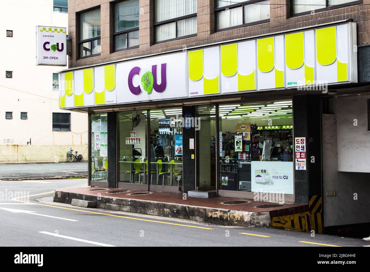 CU è una catena di minimarket sudcoreana gestita da BGF Retail. È stato formato dopo che il franchising di FamilyMart in tutta la Corea è scaduto. Foto Stock