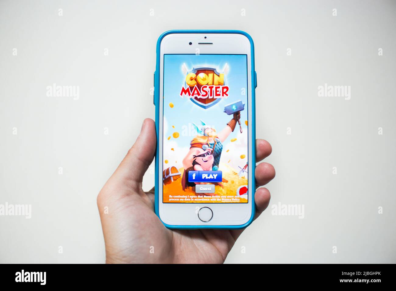 Kumamoto, Giappone - 22 giugno 2019 : Coin Master di iOS su iPhone a portata di mano. Coin master è il gioco pirati che ha milioni di giocatori in tutto il mondo Foto Stock
