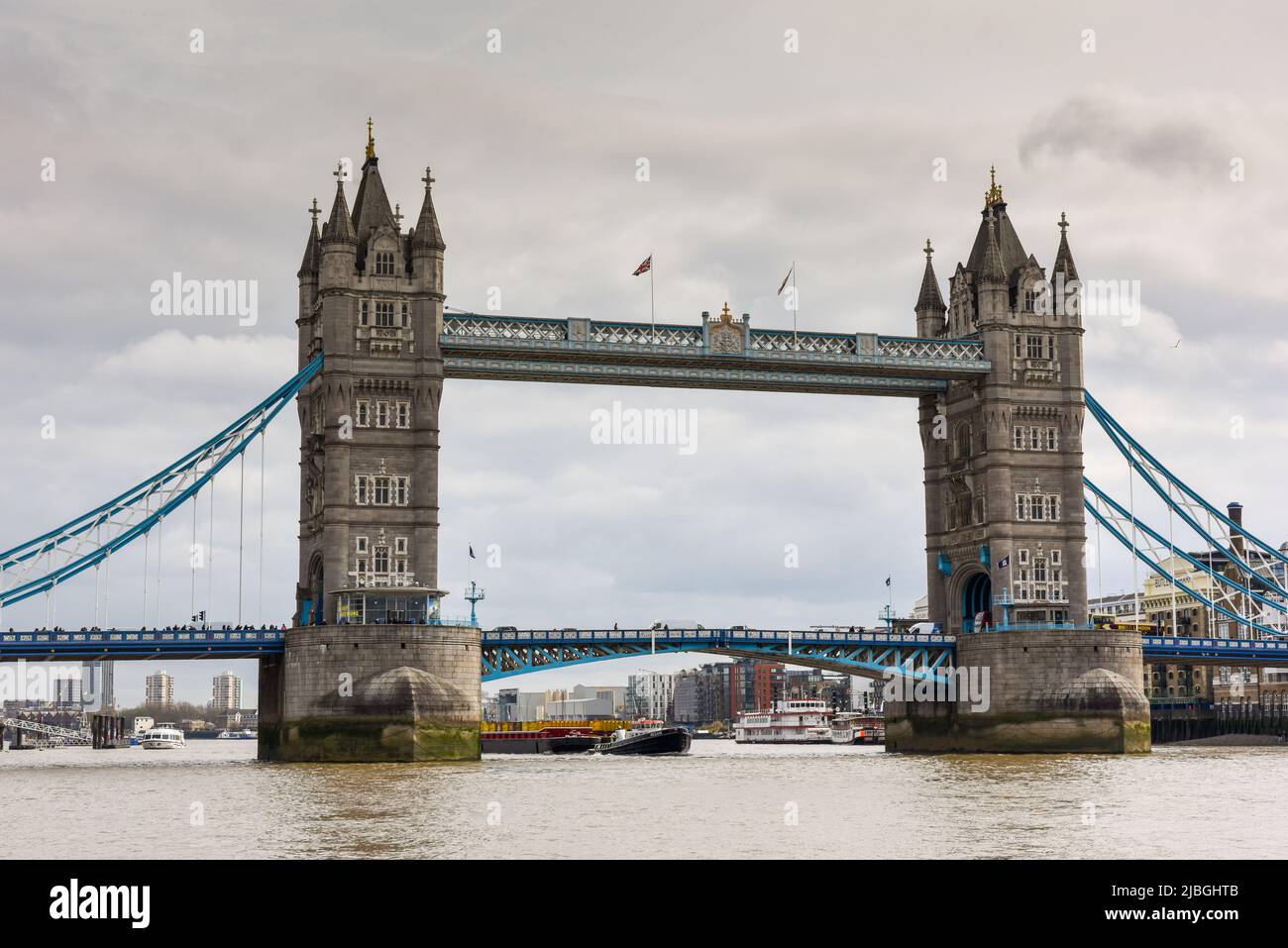 Londra, Englgand, Aprile 5 2022 - Tower Bridge è il ponte simbolo di Londra, capitale dell'Inghilterra Foto Stock