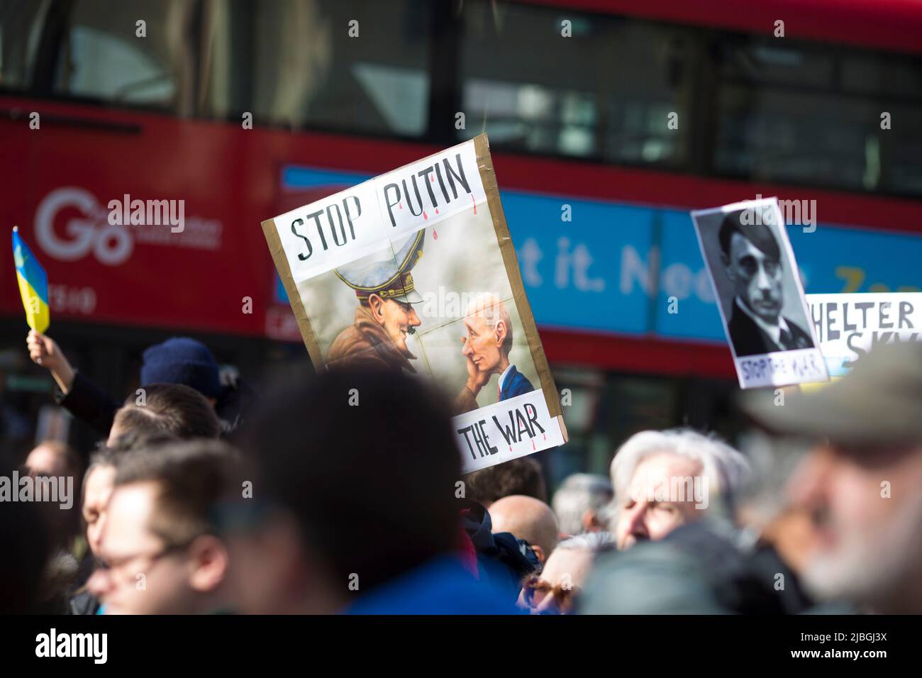 I partecipanti si riuniscono durante il “Stand with Ukraine!” Protesta a sostegno del paese vicino Downing Street nel centro di Londra. Foto Stock